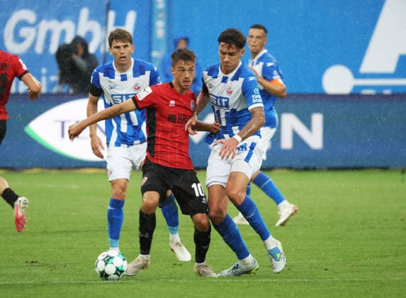 FC Hansa Rostock- Wehen Wiesbaden Rostock, 05.09.2026, Fußball 3.Liga FC Hansa Rostock- Wehen Wiesbaden Lukas Wallner FC Hansa Rostock gegen Tarik Gözüsirin. Wehen Wiesbaden Rostock Ostseestadion Mecklenburg-Vorpommern Deutschland