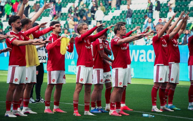 Deutschland:Fussball 2.Bundesliga 2026 2027, 4.Spieltag VfL Wolfsburg vs Energie Cottbus - Volkswagen Arena (Wolfsburg): Freude, Emotionen, Jubel Mannschaftsfoto, Totale Energie Cottbus *** Germany Soccer 2. Bundesliga 2026–2027, Matchday 4: VfL Wolfsburg vs. Energie Cottbus at Volkswagen Arena, Wolfsburg—Joy, Emotions, Cheering, Team Photo, Wide Shot of Energie Cottbus Copyright: xAymanxAlahmedx