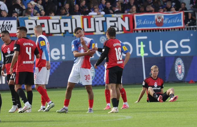 Eric Porstner (1.FC Nuernberg) am Boden Fussball, Herren, Saison 2026 2027, 2.BL, Holstein Stadion, Holstein Kiel gegen 1.FC Nuernberg, 2-2 DFL REGULATIONS PROHIBIT ANY USE OF PHOTOGRAPHS AS IMAGE SEQUENCES AND OR QUASI-VIDEO. *** Eric Porstner, 1. FC Nuremberg on the Ground, Soccer, Men s, 2026–2027 Season, 2. Bundesliga, Holstein Stadium, Holstein Kiel vs. 1. FC Nuremberg, 2–2. DFL regulations prohibit any use of photographs as image sequences and or quasi-video.