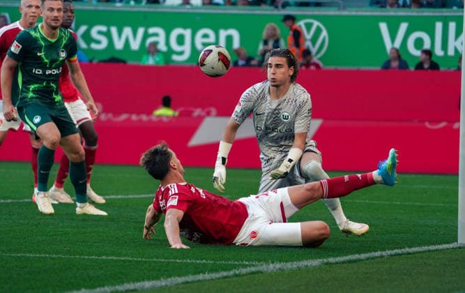 Deutschland:Fussball 2.Bundesliga 2026 2027, 4.Spieltag VfL Wolfsburg vs Energie Cottbus - Volkswagen Arena (Wolfsburg): Glanzparade Jakub ZieliÅ ski Jakub Zielinski (VfL Wolfsburg, 30) *** Germany Soccer 2. Bundesliga 2026–2027, Matchday 4: VfL Wolfsburg vs. Energie Cottbus at Volkswagen Arena, Wolfsburg; spectacular save by Jakub Zielinski, VfL Wolfsburg, 30 Copyright: xAymanxAlahmedx