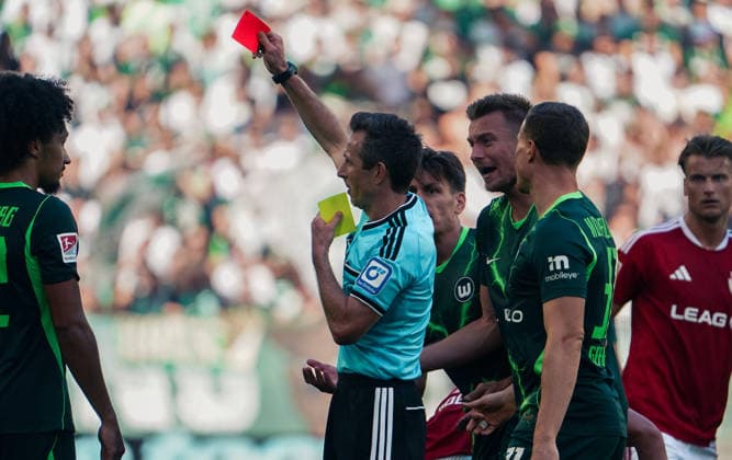 Deutschland:Fussball 2.Bundesliga 2026 2027, 4.Spieltag VfL Wolfsburg vs Energie Cottbus - Volkswagen Arena (Wolfsburg): Rote Karte Mathys AngÃ ly Mathys Angely (VfL Wolfsburg, 22) Schiedsrichter Lukas Benen *** Germany Soccer 2. Bundesliga 2026–2027, Matchday 4: VfL Wolfsburg vs. Energie Cottbus at Volkswagen Arena, Wolfsburg; Red Card: Mathys Angély (VfL Wolfsburg), 22; Referee: Lukas Benen Copyright: xAymanxAlahmedx