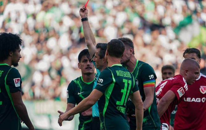 Deutschland:Fussball 2.Bundesliga 2026 2027, 4.Spieltag VfL Wolfsburg vs Energie Cottbus - Volkswagen Arena (Wolfsburg): Rote Karte Mathys AngÃ ly Mathys Angely (VfL Wolfsburg, 22) Schiedsrichter Lukas Benen *** Germany Soccer 2. Bundesliga 2026–2027, Matchday 4: VfL Wolfsburg vs. Energie Cottbus at Volkswagen Arena, Wolfsburg; Red Card: Mathys Angély (VfL Wolfsburg), 22; Referee: Lukas Benen Copyright: xAymanxAlahmedx