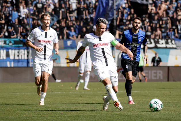 05.09.2026, xhettx, Fussball 3.Liga, SV Waldhof Mannheim - SC Verl v.l. Niko Kijewski (SC Verl, 19) passt zum Torwart