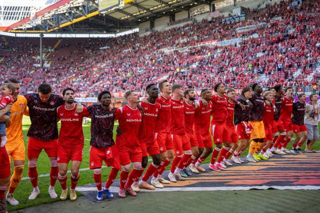 05.09.2026, xdaymx, Fussball 2.Bundesliga, 1.FC Kaiserslautern - SV Darmstadt 98. Die Mannschaft des 1. FC Kaiserslautern jubelt und feiert nach dem Heimsieg gegen Darmstadt vort der Westkurve Kaiserslautern *** September 5, 2026, xdaymx, Soccer, 2. Bundesliga, 1. FC Kaiserslautern vs. SV Darmstadt 98: The 1. FC Kaiserslautern team cheers and celebrates after their home victory against Darmstadt in front of the Westkurve in Kaiserslautern