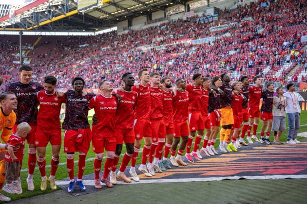 05.09.2026, xdaymx, Fussball 2.Bundesliga, 1.FC Kaiserslautern - SV Darmstadt 98. Die Mannschaft des 1. FC Kaiserslautern jubelt und feiert nach dem Heimsieg gegen Darmstadt vort der Westkurve Kaiserslautern *** September 5, 2026, xdaymx, Soccer, 2. Bundesliga, 1. FC Kaiserslautern vs. SV Darmstadt 98: The 1. FC Kaiserslautern team cheers and celebrates after their home victory against Darmstadt in front of the Westkurve in Kaiserslautern