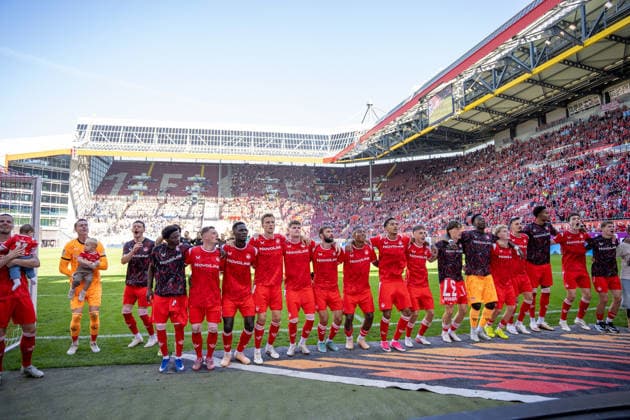 05.09.2026, xdaymx, Fussball 2.Bundesliga, 1.FC Kaiserslautern - SV Darmstadt 98. Die Mannschaft des 1. FC Kaiserslautern jubelt und feiert nach dem Heimsieg gegen Darmstadt vort der Westkurve Kaiserslautern *** September 5, 2026, xdaymx, Soccer, 2. Bundesliga, 1. FC Kaiserslautern vs. SV Darmstadt 98: The 1. FC Kaiserslautern team cheers and celebrates after their home victory against Darmstadt in front of the Westkurve in Kaiserslautern