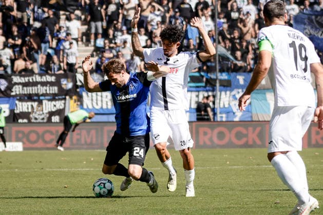 05.09.2026, xhettx, Fussball 3.Liga, SV Waldhof Mannheim - SC Verl v.l. Lukas Klünter (SV Waldhof Mannheim, 24) wird durch ein Foul gestoppt