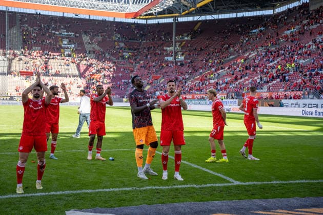 05.09.2026, xdaymx, Fussball 2.Bundesliga, 1.FC Kaiserslautern - SV Darmstadt 98. Die Mannschaft des 1. FC Kaiserslautern jubelt und feiert nach dem Heimsieg gegen Darmstadt vort der Westkurve Kaiserslautern *** September 5, 2026, xdaymx, Soccer, 2. Bundesliga, 1. FC Kaiserslautern vs. SV Darmstadt 98: The 1. FC Kaiserslautern team cheers and celebrates in front of the Westkurve in Kaiserslautern after their home victory against Darmstadt.