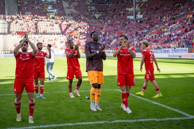 05.09.2026, xdaymx, Fussball 2.Bundesliga, 1.FC Kaiserslautern - SV Darmstadt 98. Die Mannschaft des 1. FC Kaiserslautern jubelt und feiert nach dem Heimsieg gegen Darmstadt vort der Westkurve Kaiserslautern *** September 5, 2026, xdaymx, Soccer, 2. Bundesliga, 1. FC Kaiserslautern vs. SV Darmstadt 98: The 1. FC Kaiserslautern team cheers and celebrates in front of the Westkurve in Kaiserslautern after their home victory against Darmstadt.