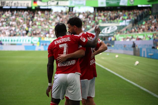 Deutschland:Fussball 2.Bundesliga 2026 2027, 4.Spieltag VfL Wolfsburg vs Energie Cottbus - Volkswagen Arena (Wolfsburg): Tor und Torjubel zum Tolcay CiÄüerci Tolcay Cigerci (Energie Cottbus, 10) *** Germany Soccer 2. Bundesliga 2026–2027, Matchday 4: VfL Wolfsburg vs. Energie Cottbus at Volkswagen Arena, Wolfsburg—Goal and goal celebration by Tolcay CiÄüerci (Tolcay Cigerci) of Energie Cottbus, 10 Copyright: xAymanxAlahmedx