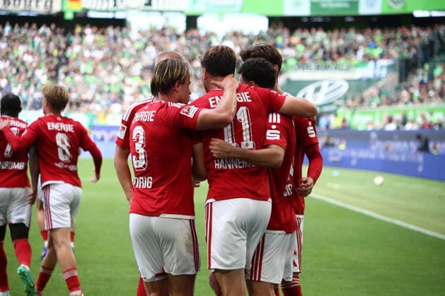 Deutschland:Fussball 2.Bundesliga 2026 2027, 4.Spieltag VfL Wolfsburg vs Energie Cottbus - Volkswagen Arena (Wolfsburg): Tor und Torjubel zum Tolcay CiÄüerci Tolcay Cigerci (Energie Cottbus, 10) Lukas Michelbrink (Energie Cottbus, 8) Moritz Hannemann (Energie Cottbus, 11) Christian Kinsombi (Energie Cottbus, 7) Henry Rorig (Energie Cottbus, 3) *** Germany Soccer 2. Bundesliga 2026–2027, Matchday 4: VfL Wolfsburg vs. Energie Cottbus at Volkswagen Arena, Wolfsburg—Goal and goal celebration for Tolcay CiÄüerci (Energie Cottbus), 10 Lukas Michelbrink (Energie Cottbus), 8 Moritz Hannemann (Energie Cottbus), 11 Christian Kinsombi (Energie Cottbus), 7 Henry Rorig (Energie Cottbus), 3 Copyright: xAymanxAlahmedx