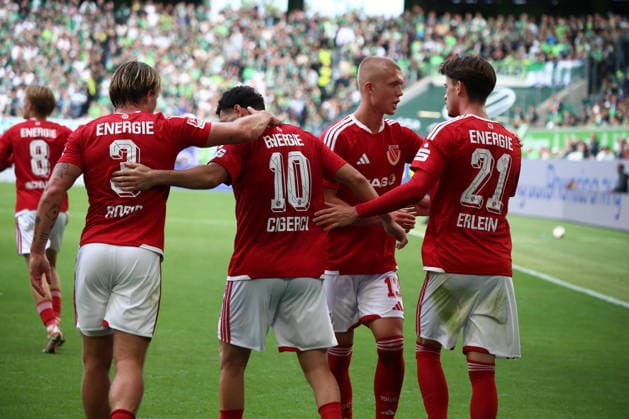Deutschland:Fussball 2.Bundesliga 2026 2027, 4.Spieltag VfL Wolfsburg vs Energie Cottbus - Volkswagen Arena (Wolfsburg): Tor und Torjubel zum Tolcay CiÄüerci Tolcay Cigerci (Energie Cottbus, 10) Luca Erlein (Energie Cottbus, 21) Henry Rorig (Energie Cottbus, 3) *** Germany Soccer 2. Bundesliga 2026–2027, Matchday 4: VfL Wolfsburg vs. Energie Cottbus at Volkswagen Arena, Wolfsburg—Goal and goal celebration for Tolcay CiÄüerci (Energie Cottbus), 10 Luca Erlein (Energie Cottbus), 21 Henry Rorig (Energie Cottbus), 3 Copyright: xAymanxAlahmedx