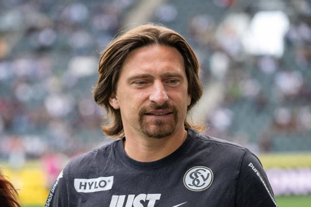 Vincent Wagner (SV Elversberg, Trainer) auf dem Weg zum Interview. Borussia Moenchengladbach vs. SV Elversberg, Fussball, 1. Bundesliga, 02. Spieltag, Saison 2026 2027, 05.09.2026 DFL DFB Regulations prohibit any use of Photographs as image sequences and or Quasivideo Borussia Moenchengladbach vs. SV Elversberg, Fussball, 1. Bundesliga, 02. Spieltag, Saison 2026 2027, 05.09.2026 Moenchengladbach *** Vincent Wagner, SV Elversberg, coach on his way to an interview: Borussia Mönchengladbach vs. SV Elversberg, soccer, Bundesliga 1, Matchday 2, 2026–2027 season, September 5, 2026 DFL DFB regulations prohibit any use of photographs as image sequences and or quasi-video Borussia Mönchengladbach vs. SV Elversberg, soccer, 1. Bundesliga, Matchday 2, 2026–2027 season, September 5, 2026, Mönchengladbach Copyright: xEibner-Pressefoto ThomasxHaeslerx EP_THR