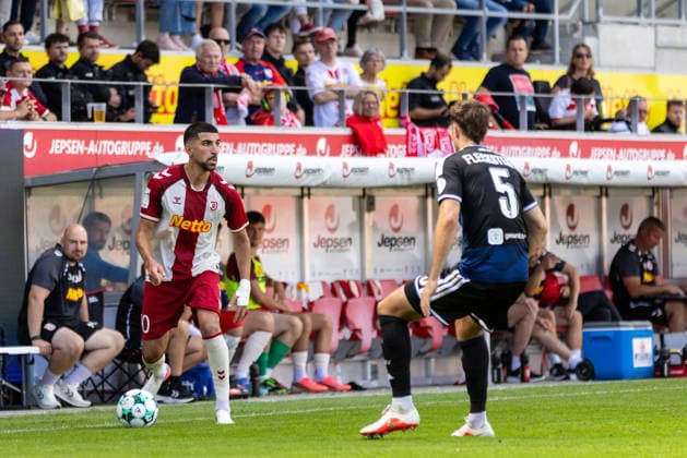 05.09.2026, Fussball, GER, Saison, 3.Liga, Saision 2026 2027, 04. Spieltag, SSV Jahn Regensburg - MSV Duisburg Nassim Boujellab (SSV Jahn Regensburg) gegen Tobias Fleckstein (Duisburg) DFL REGULATIONS PROHIBIT ANY USE OF PHOTOGRAPHS AS IMAGE SEQUENCES AND OR QUASI-VIDEO.