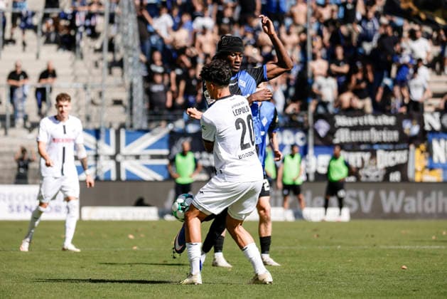 05.09.2026, xhettx, Fussball 3.Liga, SV Waldhof Mannheim - SC Verl v.l. Jidechi Okeke (SV Waldhof Mannheim, 25) im Zweikampf mit Andre Leipold (SC Verl, 20)