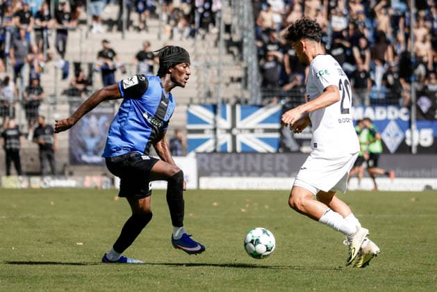 05.09.2026, xhettx, Fussball 3.Liga, SV Waldhof Mannheim - SC Verl v.l. Jidechi Okeke (SV Waldhof Mannheim, 25) im Zweikampf mit Andre Leipold (SC Verl, 20)