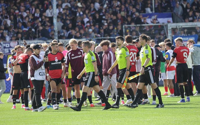 Schiedsrichter Tobias Stieler Fussball, Herren, Saison 2026 2027, 2.BL, Holstein Stadion, Holstein Kiel gegen 1.FC Nuernberg, 2-2 DFL REGULATIONS PROHIBIT ANY USE OF PHOTOGRAPHS AS IMAGE SEQUENCES AND OR QUASI-VIDEO. *** Referee Tobias Stieler, Men s Soccer, 2026–2027 Season, 2nd Bundesliga, Holstein Stadium, Holstein Kiel vs. 1. FC Nuremberg, 2–2. DFL regulations prohibit any use of photographs as image sequences and or quasi-video.