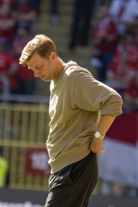 05.09.2026, xdaymx, Fussball 2.Bundesliga, 1.FC Kaiserslautern - SV Darmstadt 98. Florian Kohfeldt (Darmstadt 98) enttäuscht am Seitenrand bei der Auswärtsniederlage in Kaiserslautern Kaiserslautern *** September 5, 2026, xdaymx, Soccer, 2. Bundesliga, 1. FC Kaiserslautern vs. SV Darmstadt 98, Florian Kohfeldt, Darmstadt 98 looks disappointed on the sidelines during their away loss in Kaiserslautern, Kaiserslautern