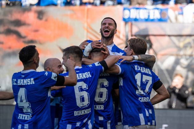 Rostock, Deutschland 05. September 2026: 3. Liga - 2026 2027 - Sp. 4 - FC Hansa Rostock gegen SV Wehen Wiesbaden Im Bild: 2.v.re. Leon Dajaku (Hansa Rostock) mit 3.v.re. Lukas Wallner (Hansa Rostock) jubelt nach seinem Tor zum 1:0 DFB DFL regulations prohibit any use of photographs as image sequences and or quasi-video Copyright: xFotostandx xVoelkerx