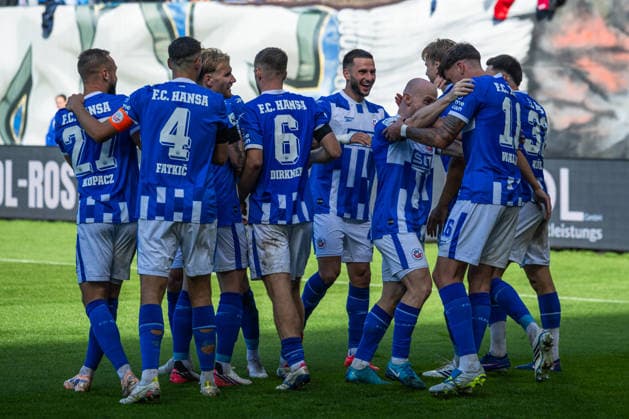 Rostock, Deutschland 05. September 2026: 3. Liga - 2026 2027 - Sp. 4 - FC Hansa Rostock gegen SV Wehen Wiesbaden Im Bild: 2.v.re. Lukas Wallner (Hansa Rostock) jubelt nach seinem Tor zum 1:0 mit seinen Mannschaftskollegen, DFB DFL regulations prohibit any use of photographs as image sequences and or quasi-video Copyright: xFotostandx xVoelkerx