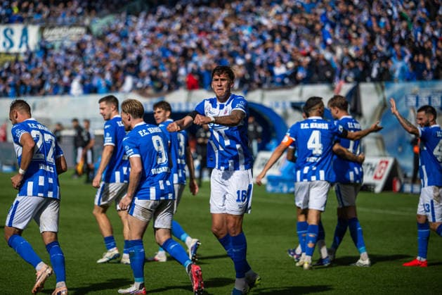Rostock, Deutschland 05. September 2026: 3. Liga - 2026 2027 - Sp. 4 - FC Hansa Rostock gegen SV Wehen Wiesbaden Im Bild: 5.v.li. Lukas Wallner (Hansa Rostock) jubelt nach seinem Tor zum 1:0 DFB DFL regulations prohibit any use of photographs as image sequences and or quasi-video Copyright: xFotostandx xVoelkerx