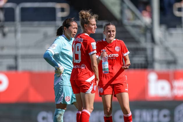 GER, Mainz, FSV Mainz 05 vs 1. FC Köln, Google Pixel Frauen Bundesliga, Fussball, DFB, Spielzeit 2026 2027, Bruchwegstadion, 3. Spieltag im Bild: Enttäuschung und Frust nach der Niederlage, Mamiko Matsumoto (Mainz 05 Frauen 1) und Paula Flach (Mainz 05 Frauen 18) und Saskia Matheis (Mainz 05 Frauen 19) DFB DFL REGULATIONS PROHIBIT ANY USE OF PHOTOGRAPHS AS IMAGE SEQUENCES AND OR QUASI-VIDEO, 05.09.2026 *** GER, Mainz, FSV Mainz 05 vs. 1. FC Köln, Google Pixel Women s Bundesliga, Soccer, DFB, 2026–2027 Season, Bruchwegstadion, Matchday 3: Disappointment and frustration after the loss, Mamiko Matsumoto, Mainz 05 Women’s 1st Team; Paula Flach, Mainz 05 Women’s U-18 Team; and Saskia Matheis, Mainz 05 Women’s U-19 Team. DFB and DFL regulations prohibit any use of photographs as image sequences and or quasi-videoEO, September 5, 2026 Copyright: HMBxMedia HendrikxHamelau