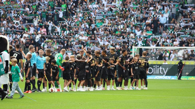 05.09.2026, xrekx, Fussball 1.Bundesliga, Borussia Moenchengladbach - SV Elversberg v.l. SV Elversberg Mannschaft im Mittelkreis (DFL DFB REGULATIONS PROHIBIT ANY USE OF PHOTOGRAPHS as IMAGE SEQUENCES and or QUASI-VIDEO) Moenchengladbach *** September 5, 2026, xrekx, Soccer 1. Bundesliga, Borussia Mönchengladbach vs. SV Elversberg, SV Elversberg team in the center circle. DFL and DFB regulations prohibit any use of photographs as image sequences and or quasi-video. Mönchengladbach