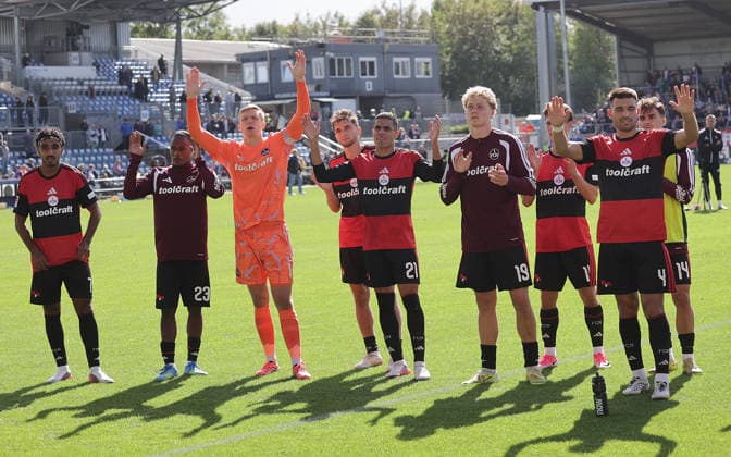 Jan Reichert (1.FC Nuernberg) und sein Team bei den Fans Fussball, Herren, Saison 2026 2027, 2.BL, Holstein Stadion, Holstein Kiel gegen 1.FC Nuernberg, 2-2 DFL REGULATIONS PROHIBIT ANY USE OF PHOTOGRAPHS AS IMAGE SEQUENCES AND OR QUASI-VIDEO. *** Jan Reichert, 1. FC Nuremberg, and his team with the fans—soccer, men s division, 2026–2027 season, 2. Bundesliga, Holstein Stadium, Holstein Kiel vs. 1. FC Nuremberg, 2–2. DFL regulations prohibit any use of photographs as image sequences and or quasi-video.
