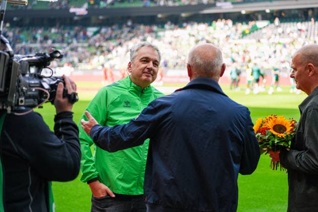 Thomas Schaaf gratuliert Stadionsprecher Arnd Zeigler zum 25. Jubiläum bei Werder Bremen, Deutschland: Fussball, Bundesliga, Saison 2026 27, 2. Spieltag, 05.09.2026, Werder Bremen vs RB Leipzig, Weserstadion (Bremen) *** Thomas Schaaf congratulates stadium announcer Arnd Zeigler on his 25th anniversary with Werder Bremen, German Soccer, Bundesliga, 2026–27 Season, Matchday 2, September 5, 2026, Werder Bremen vs. RB Leipzig, Weserstadion, Bremen Copyright: xLeonxFrickx