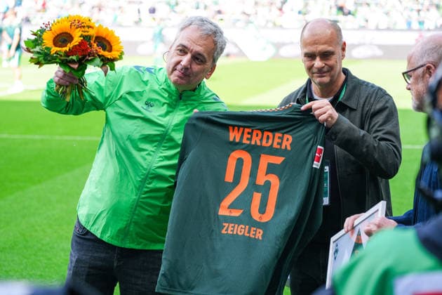 Thomas Schaaf gratuliert Stadionsprecher Arnd Zeigler zum 25. Jubiläum bei Werder Bremen, Deutschland: Fussball, Bundesliga, Saison 2026 27, 2. Spieltag, 05.09.2026, Werder Bremen vs RB Leipzig, Weserstadion (Bremen) *** Thomas Schaaf congratulates stadium announcer Arnd Zeigler on his 25th anniversary with Werder Bremen, German Soccer, Bundesliga, 2026–27 Season, Matchday 2, September 5, 2026, Werder Bremen vs. RB Leipzig, Weserstadion, Bremen Copyright: xLeonxFrickx