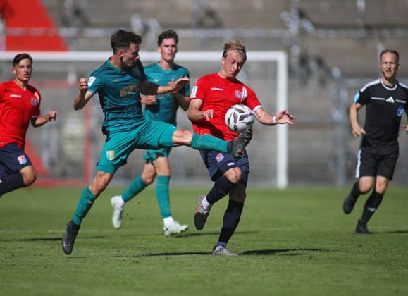 Fussball, Herren, Regionalliga Bayern, Saison 2026 2027, SpVgg Unterhaching - FC Augsburg II, Amateure Till Schumacher (FC Augsburg II) (li.) mit Ben Westermeier (SpVgg Unterhaching) (re.) im Zweikampf um den Ball