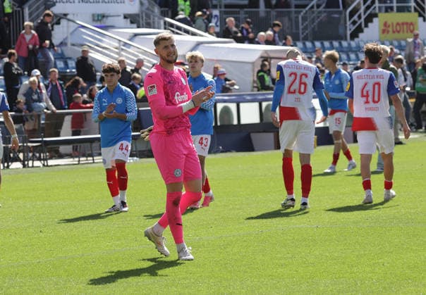 Torhueter Timon Weiner (Holstein Kiel) Fussball, Herren, Saison 2026 2027, 2.BL, Holstein Stadion, Holstein Kiel gegen 1.FC Nuernberg, 2-2 DFL REGULATIONS PROHIBIT ANY USE OF PHOTOGRAPHS AS IMAGE SEQUENCES AND OR QUASI-VIDEO. *** Goalkeeper Timon Weiner, Holstein Kiel Soccer, Men s Team, 2026–2027 Season, 2. Bundesliga, Holstein Stadium, Holstein Kiel vs. 1. FC Nuremberg, 2–2. DFL regulations prohibit any use of photographs as image sequences and or quasi-video.