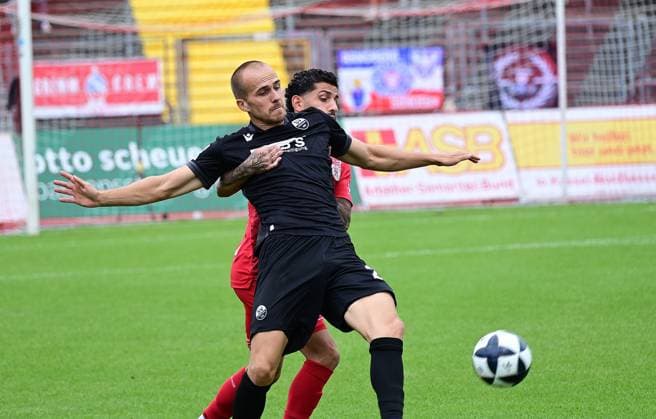 05.09.2026 xkhx Kassel, Auestadion Regionalliga Südwest Saison 2026 2027 KSV Hessen Kassel - SV Sandhausen Phil Halbauer (Sandhausen) gegen Nael Najjer (32, Hessen Kassel)