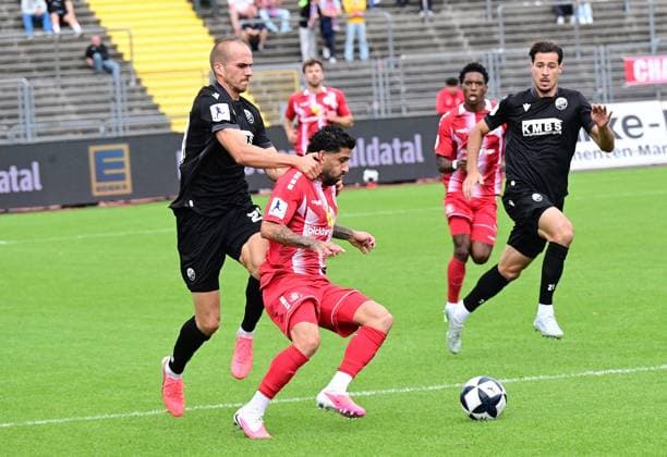 05.09.2026 xkhx Kassel, Auestadion Regionalliga Südwest Saison 2026 2027 KSV Hessen Kassel - SV Sandhausen Phil Halbauer (Sandhausen) gegen Nael Najjer (32, Hessen Kassel)