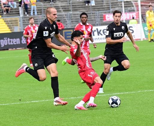 05.09.2026 xkhx Kassel, Auestadion Regionalliga Südwest Saison 2026 2027 KSV Hessen Kassel - SV Sandhausen Phil Halbauer (Sandhausen) gegen Nael Najjer (32, Hessen Kassel)