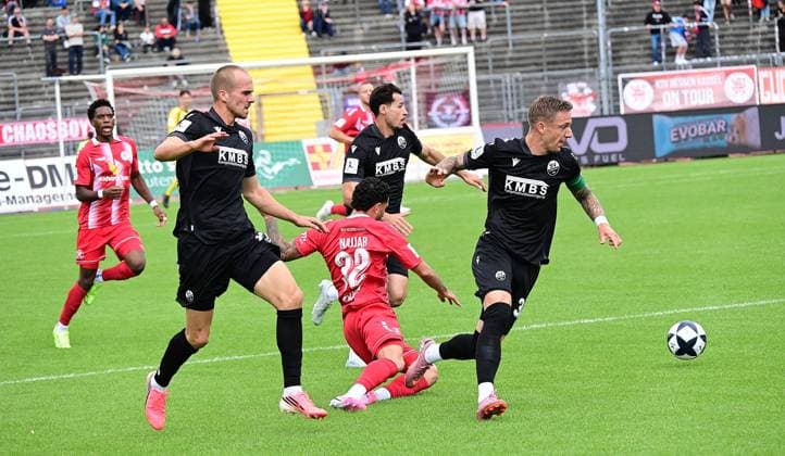 05.09.2026 xkhx Kassel, Auestadion Regionalliga Südwest Saison 2026 2027 KSV Hessen Kassel - SV Sandhausen Phil Halbauer (Sandhausen) gegen Nael Najjer (32, Hessen Kassel)