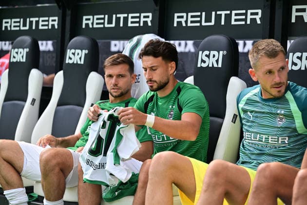 05.09.2026; Moenchengladbach; Fussball, Herren, Saison 2026 2027, Borussia Moenchengladbach vs. SV Elversberg Neuzugang Nicolas Kuehn (Gladbach, Mitte) zunaechst nur auf der Bank. Links Kevin Stoeger (Gladbach), rechts Torwart Daniel Batz (Gladbach) DFL regulations prohibit any use of photographs as image sequences and or quasi-video. ista-Borussia-Park Nordrhein-Westfalen Deutschland *** September 5, 2026, Mönchengladbach Soccer, Men s, 2026–2027 Season, Borussia Mönchengladbach vs. SV Elversberg New signing Nicolas Kuehn (Gladbach), center—initially only on the bench; on the left, Kevin Stoeger (Gladbach); on the right, goalkeeper Daniel Batz (Gladbach). DFL regulations prohibit any use of photographs as image sequences and or quasi-video content. Borussia Park, North Rhine-Westphalia, Germany