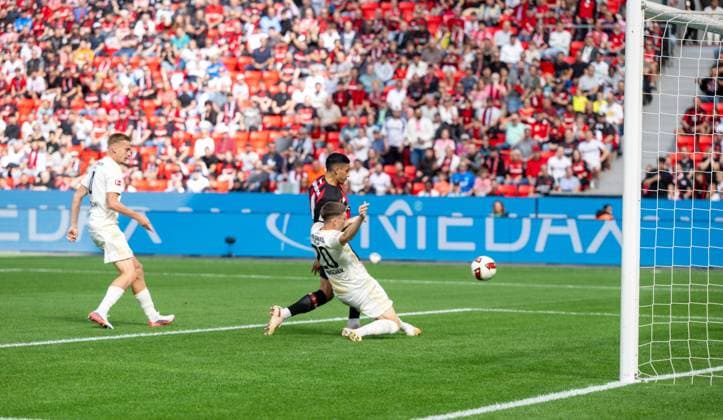 Fußball, Herren, Saison 2026 2027, 1. Bundesliga (2. Spieltag), Bayer 04 Leverkusen - 1. FC Union Berlin, Equi Fernandez (Bayer 04 Leverkusen) erzielt das Tor zum 1:0 gegen Zeno van den Bosch (l., 1. FC Union Berlin) und Michel Aebischer (r., 1. FC Union), 05.09.2026, *** Soccer, Men s, 2026–2027 Season, Bundesliga 1, Matchday 2, Bayer 04 Leverkusen vs. 1. FC Union Berlin, Equi Fernandez of Bayer 04 Leverkusen scores the 1–0 goal against Zeno van den Bosch (left), 1. FC Union Berlin, and Michel Aebischer (right), 1. FC Union, September 5, 2026, Copyright: xMatthiasxKochx