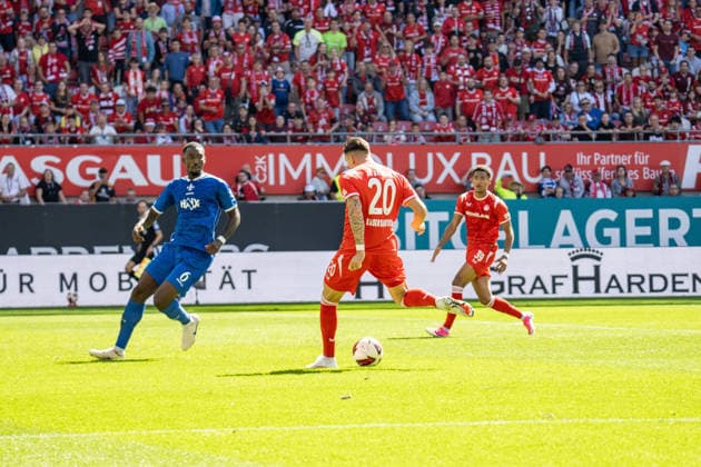 05.09.2026, xdaymx, Fussball 2.Bundesliga, 1.FC Kaiserslautern - SV Darmstadt 98. vl. Mergim Berisha (1.FC Kaiserslautern) mit einer Großchance, vergibt jedoch, da Patric Pfeiffer (Darmstadt) den Ball gut blockt. Im Hintergrund steht Thierry Tazemeta (1.FC Kaiserslautern), der frei im Strafraum stand Kaiserslautern *** September 5, 2026, xdaymx, Soccer, 2. Bundesliga, 1 FC Kaiserslautern vs. SV Darmstadt 98: Mergim Berisha of 1 FC Kaiserslautern has a great scoring opportunity but misses it because Patric Pfeiffer of Darmstadt blocks the ball well. In the background stands Thierry Tazemeta of 1 FC Kaiserslautern, who was unmarked in the penalty area. Kaiserslautern