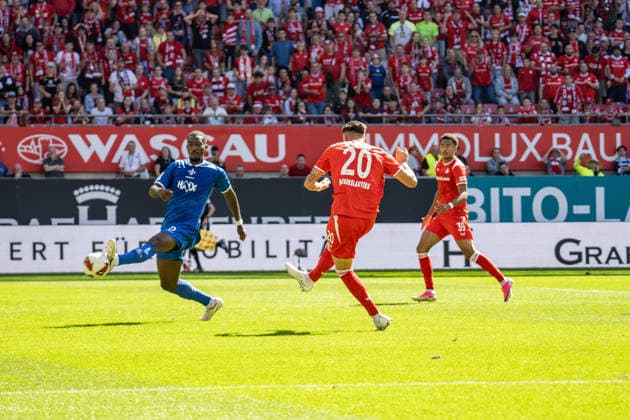 05.09.2026, xdaymx, Fussball 2.Bundesliga, 1.FC Kaiserslautern - SV Darmstadt 98. vl. Mergim Berisha (1.FC Kaiserslautern) mit einer Großchance, vergibt jedoch, da Patric Pfeiffer (Darmstadt) den Ball gut blockt. Im Hintergrund steht Thierry Tazemeta (1.FC Kaiserslautern), der frei im Strafraum stand Kaiserslautern *** September 5, 2026, xdaymx, Soccer, 2. Bundesliga, 1 FC Kaiserslautern vs. SV Darmstadt 98: Mergim Berisha of 1 FC Kaiserslautern has a great scoring opportunity but misses it because Patric Pfeiffer of Darmstadt blocks the ball well. In the background stands Thierry Tazemeta of 1 FC Kaiserslautern, who was unmarked in the penalty area. Kaiserslautern