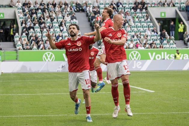 Wolfsburg, Deutschland 05. September 2026: 2. BL - 2026 2027 - Sp. 4 - VfL Wolfsburg gegen FC Energie Cottbus Im Bild: li. Tolcay Cigerci (Energie Cottbus) jubelt über sein Tor zum 4:3 mit re. Dmytro Bogdanov (Energie Cottbus) DFL DFB regulations prohibit any use of photographs as image sequences and or quasi-video. Volkswagen Arena Niedersachsen *** Wolfsburg, Germany September 5, 2026 2. Bundesliga 2026–2027 Matchday 4 VfL Wolfsburg vs. FC Energie Cottbus Pictured left: Tolcay Cigerci of Energie Cottbus celebrates his goal to make it 4–3; right: Dmytro Bogdanov of Energie Cottbus. DFL and DFB regulations prohibit any use of photographs as image sequences and or quasi-video. Volkswagen Arena, Lower Saxony Copyright: xFotostandx xWeilandx