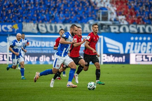 Rostock, Deutschland 05. September 2026: 3. Liga - 2026 2027 - Sp. 4 - FC Hansa Rostock gegen SV Wehen Wiesbaden Im Bild: v. li. im Zweikampf David Kopacz (Hansa Rostock) und Fabian Greilinger (SV Wehen Wiesbaden) DFB DFL regulations prohibit any use of photographs as image sequences and or quasi-video Copyright: xFotostandx xVoelkerx