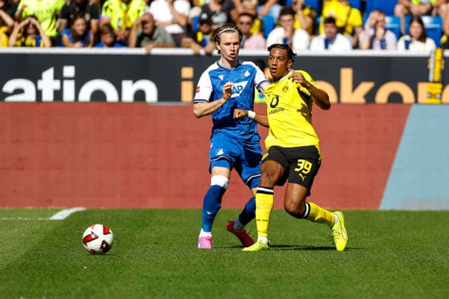 Patrick Wimmer (TSG Hoffenheim, 08) und Filippo Mane (BVB Dortmund, 39) im Kampf um den Ball , Deutschland, Fussball, 1. Bundesliga, 2.Spieltag, 2026 2027, TSG Hoffenheim vs. Borussia Dortmund, 05.09.2026, Sinsheim SNP Arena Deutschland *** Patrick Wimmer (TSG Hoffenheim), No. 08, and Filippo Mane (BVB Dortmund), No. 39, battling for the ball; Germany, soccer, Bundesliga 1, Matchday 2, 2026–2027, TSG Hoffenheim vs. Borussia Dortmund, September 5, 2026, Sinsheim SNP Arena, Germany Copyright: xGrantxHubbsx