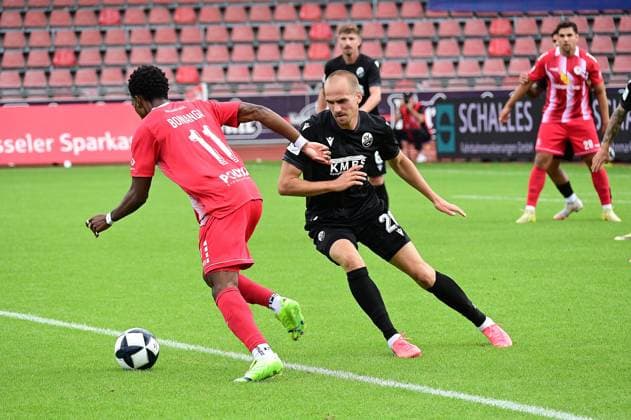 05.09.2026 xkhx Kassel, Auestadion Regionalliga Südwest Saison 2026 2027 KSV Hessen Kassel - SV Sandhausen Phinees Bonianga (11, Hessen Kassel) gegen Phil Halbauer (Sandhausen)