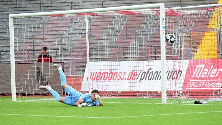 05.09.2026 xkhx Kassel, Auestadion Regionalliga Südwest Saison 2026 2027 KSV Hessen Kassel - SV Sandhausen Glück für Torwart Arthur Lyska (Sandhausen) der Ball geht vorbei