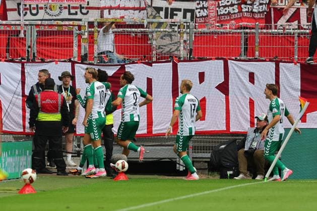 05.09.26, GER, Fussball, 1.FBL Männer, 2. Spieltag, Saison2026 2027, SV Werder Bremen vs. RB Leipzig Torjubel Jubel. Torschütze Torschuetze Eren Dinkci Eren Dinkci (SV Werder Bremen 18) jubelt ueber das Tor zum 1:0 Bremen Weserstadion Bremen Germany *** 05 09 26, GER, Soccer, Men s 1st Bundesliga, Matchday 2, 2026–2027 Season, SV Werder Bremen vs. RB Leipzig Goal Celebration Cheering Goal Scorer Goal Scorers Eren Dinkci Eren Dinkci SV Werder Bremen No. 18 celebrates the 1–0 goal at the Weserstadion in Bremen, Germany Copyright: xnordphotoxGmbHx xTauchnitzx