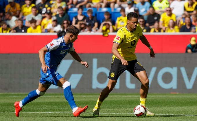 Im Bild: v.li. Adam Hlozek (TSG 1899 Hoffenheim, 10) gegen Felix Nmecha (Borussia Dortmund, 8) am Ball 05.09.2026, TSG 1899 Hoffenheim - Borussia Dortmund, 1. Bundesliga, 2. Spieltag, Deutschland, Sinsheim, SNP Arena, DFL REGULATIONS PROHIBIT ANY USE OF PHOTOGRAPHS AS IMAGE SEQUENCES AND OR QUASI-VIDEO. *** In the photo, from left: Adam Hlozek (TSG 1899 Hoffenheim), 10, against Felix Nmecha (Borussia Dortmund), 8, with the ball on September 5, 2026, TSG 1899 Hoffenheim vs. Borussia Dortmund, Bundesliga 1, Matchday 2, Germany, Sinsheim, SNP Arena; DFL regulations prohibit any use of photographs as image sequences and or quasi-video Copyright: HMBxMedia xJulienxBecker