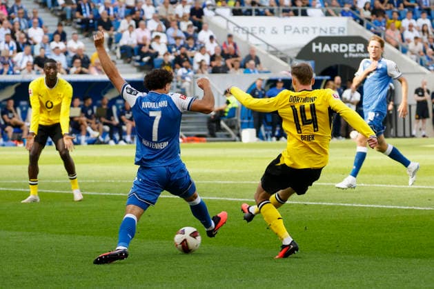 Im Bild: v.li. Leon Avdullahu (TSG 1899 Hoffenheim, 7) gegen den ersten Torschuss von Maximilian Beier (Borussia Dortmund, 14) 05.09.2026, TSG 1899 Hoffenheim - Borussia Dortmund, 1. Bundesliga, 2. Spieltag, Deutschland, Sinsheim, SNP Arena, DFL REGULATIONS PROHIBIT ANY USE OF PHOTOGRAPHS AS IMAGE SEQUENCES AND OR QUASI-VIDEO. *** Pictured from left: Leon Avdullahu of TSG 1899 Hoffenheim, 7, against Maximilian Beier of Borussia Dortmund’s first shot on goal, May 9, 2026, TSG 1899 Hoffenheim vs. Borussia Dortmund, Bundesliga 1, Matchday 2, Germany, Sinsheim, SNP Arena, DFL regulations prohibit any use of photographs as image sequences and or quasi-video Copyright: HMBxMedia xJulienxBecker