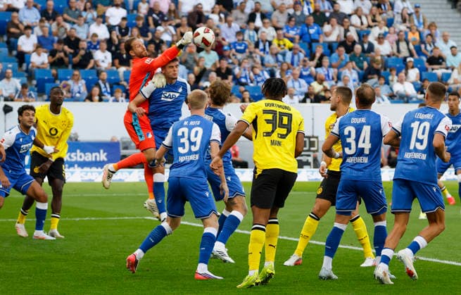 Im Bild: Torwart Oliver Baumann (TSG 1899 Hoffenheim, 1) schlaegt den Ball aus der Gefahrenzone 05.09.2026, TSG 1899 Hoffenheim - Borussia Dortmund, 1. Bundesliga, 2. Spieltag, Deutschland, Sinsheim, SNP Arena, DFL REGULATIONS PROHIBIT ANY USE OF PHOTOGRAPHS AS IMAGE SEQUENCES AND OR QUASI-VIDEO. *** Pictured: TSG 1899 Hoffenheim goalkeeper Oliver Baumann clears the ball from the danger zone, September 5, 2026, TSG 1899 Hoffenheim vs. Borussia Dortmund, Bundesliga Matchday 2, Germany, Sinsheim, SNP Arena. DFL regulations prohibit any use of photographs as image sequences and or quasi-video. Copyright: HMBxMedia xJulienxBecker