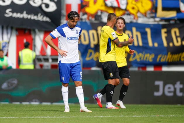 05.09.2026, Hänsch-Arena, Meppen, GER, 3. Liga, 4. Spieltag: Fußball: SV Meppen vs 1. FC Saarbrücken, Ersin Zehir (SV Meppen 6) frustriert nach dem 1:5, hinten freuen sich die Saarländer DFL REGULATIONS PROHIBIT ANY USE OF PHOTOGRAPHS AS IMAGE SEQUENCES AND OR QUASI-VIDEO. Meppen Niedersachsen Hänsch-Arena